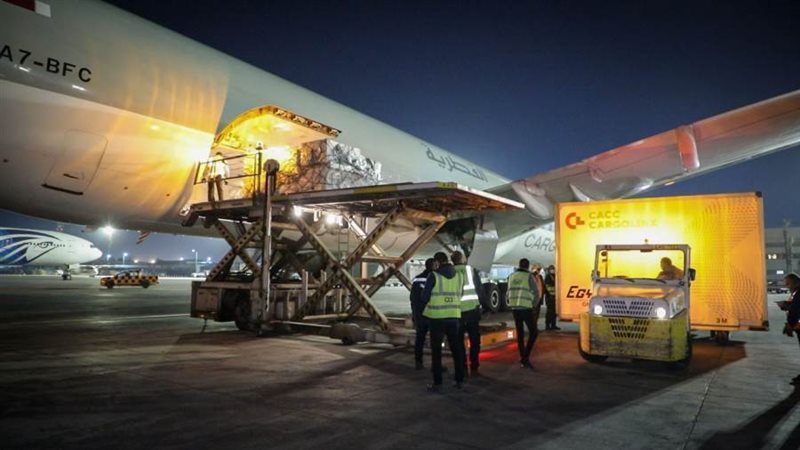 لقاحات فايزر بمطار