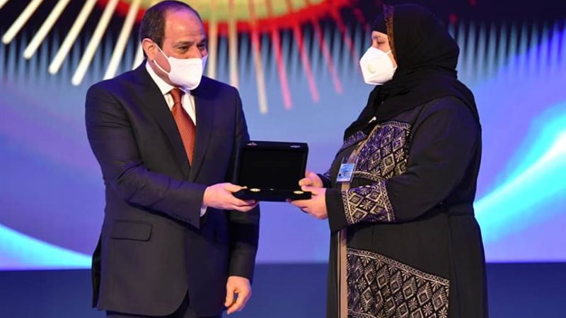 الرئيس السيسي يكرم