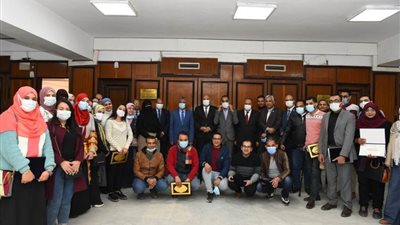 محافظ قنا ورئيس جامعة جنوب الوادي يكرمان الصيادلة بمستشفيات قنا