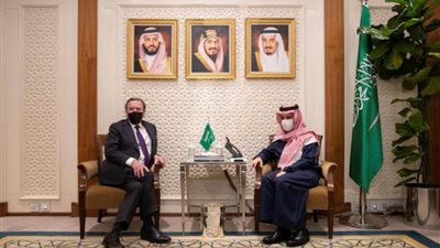 وزير الخارجية السعودي يبحث مع المستشار السابق لألمانيا العلاقات بين البلدين