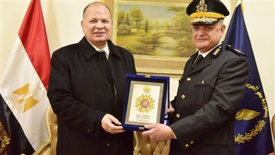 وضع إكليل من الزهور على النصب التذكاري لشهداء الشرطة بأسيوط