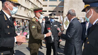 محافظ القليوبية ونائب مدير الأمن يضعان إكليلا من الزهور على قبر الجندى المجهول