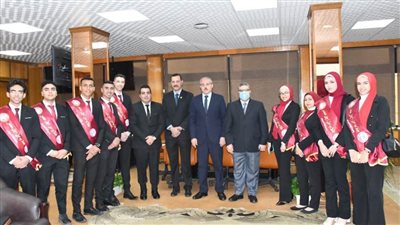 وفد طلابي من جامعة القناة يقدم التهنئة لمحافظ ومدير أمن الإسماعيلية 