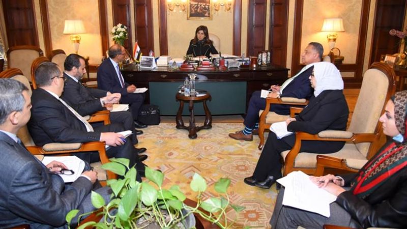 وزيرة الهجرة تجتمع