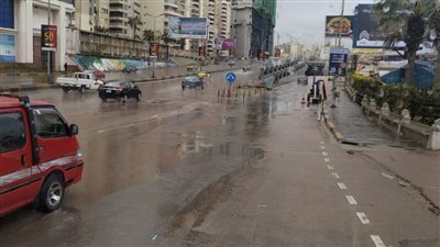 امطار غزيرة تشهدها الإسكندرية الآن