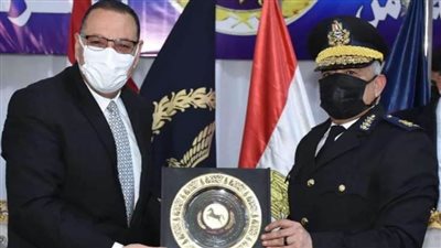 محافظ الشرقية ومدير الأمن يضعان إكليلاً من الزهور على النصب التذكاري لشهداء الشرطة