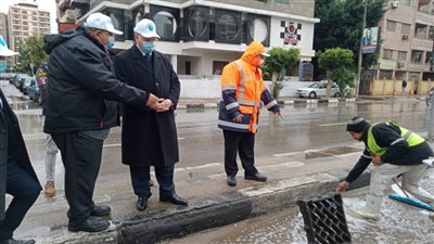 محافظ القاهرة ومسؤولو الصرف الصحى يتابعون شفط مياه الأمطار