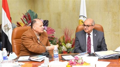 محافظ أسيوط يشيد بما تضمه مستشفيات الجامعة من قامات طبية عالمية