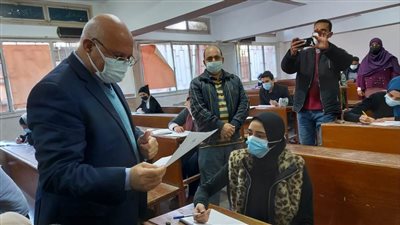 رئيس جامعة بنها يتابع تنفيذ الإجراءات  الاحترازية خلال تفقد الامتحانات بكلية العلوم 