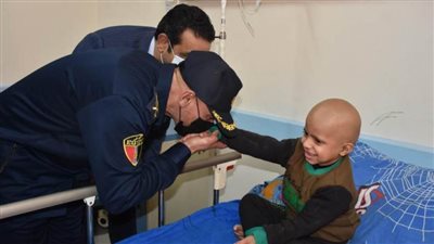 مديرية أمن الشرقية تحتفل بعيد الشرطة وتوزع الهدايا على الأطفال بمستشفيات بالزقازيق