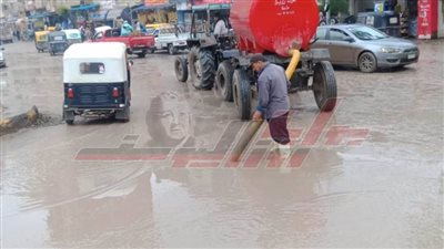 رؤساء مدن كفر الشيخ يواصلون متابعة رفع مياه الأمطار 