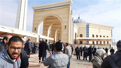 بدء توافد المشيعين لجنازة الكاتب الصحفي الكبير ياسر رزق بمسجد المشير طنطاوي