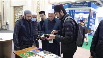إقبال كبير على جَناح الأزهر في ساعاته الأولى بمعرِض الكتاب