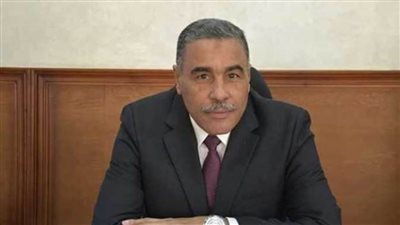 محافظ مطروح يضع إكليل الزهور على النصب التذكاري لشهداء الشرطة