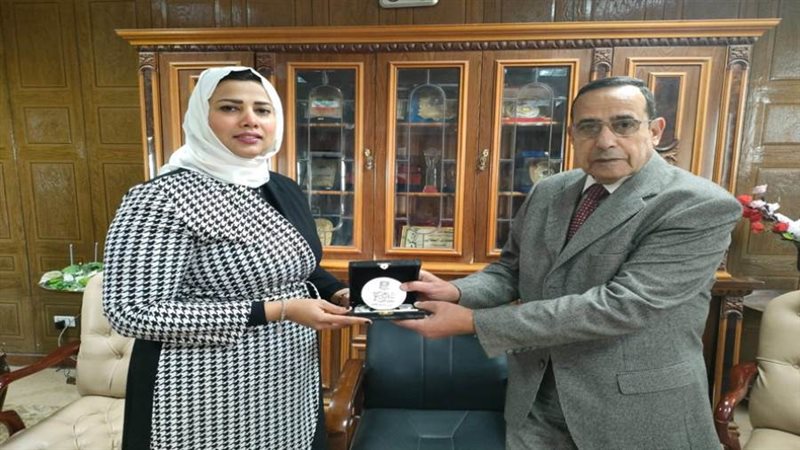 خلال إهداء درع منتدى