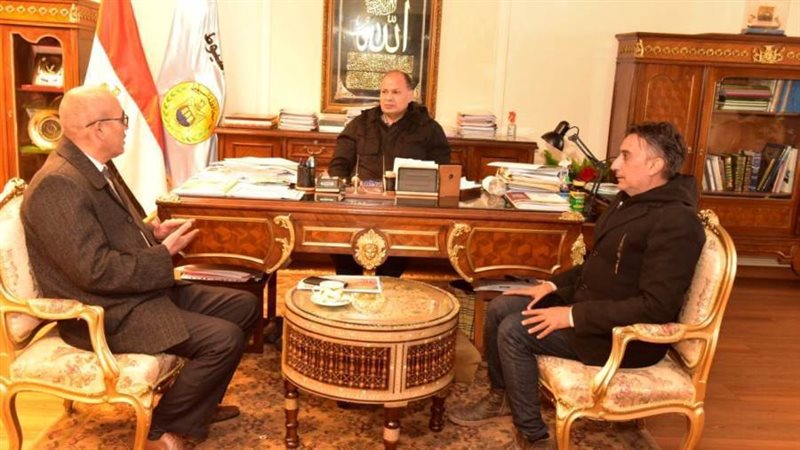 محافظ أسيوط يناقش