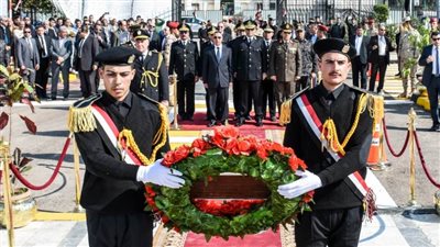 وضع أكاليل من الزهور على النصب التذكاري لشهداء الشرطة بالمحافظات