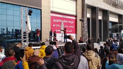 فقرات السيرك القومي وعروض الموسيقى والغناء تجذب رواد معرض الكتاب