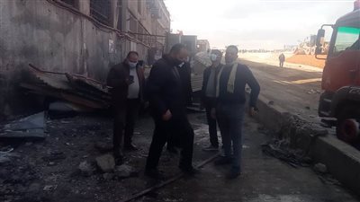 فريق من الإدارة الهندسية يعاين موقع حريق مصنع الملابس بشبرا الخيمة