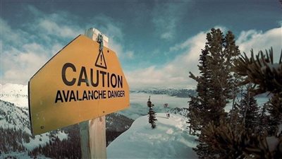 مصرع 3 أشخاص وإصابة 5 أخرين بسبب الرياح وانهيار جليدي في بولندا