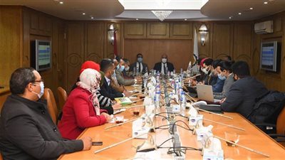 محافظ قنا يُتابع خطط عمل التكتلات الاقتصادية