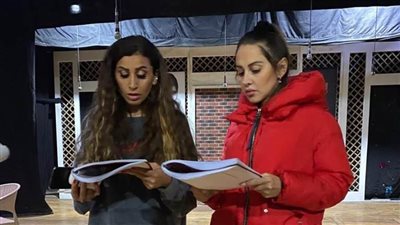 ياسمين رئيس ودينا الشربيني في كواليس مسرحية 