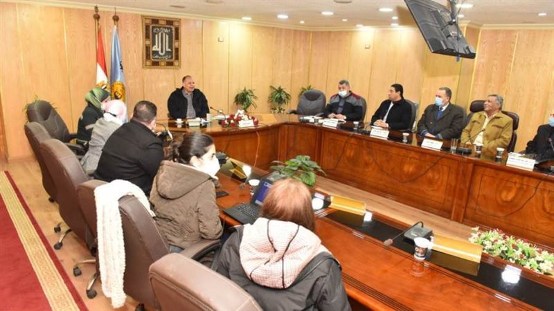 محافظ أسيوط يعقد