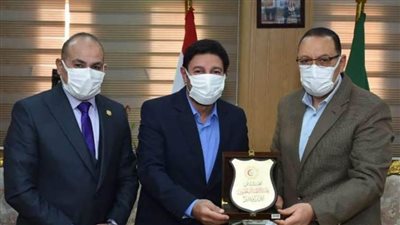 محافظ الشرقية يلتقي نقيب الأطباء البيطريين لبحث تقديم أفضل الخدمات للبيطريين