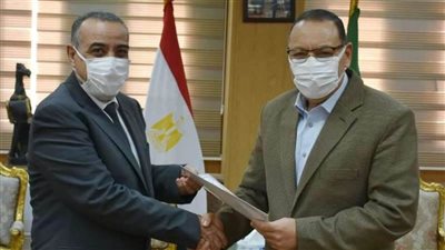 محافظ الشرقية يسلم الخبير الوطني للاستزراع السمكي مهام عمله الجديد