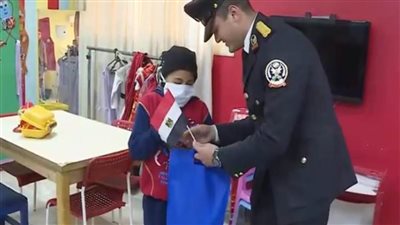 وفد من كلية الشرطة يوزع الهدايا على أطفال المعهد القومي للأورام 