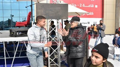 العروض الموسيقية تجذب الانتباه.. وفقرات «السيرك القومى» تمتع زوار المعرض