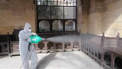 بالصور.. رش وتطهير المقاصد السياحية بشارع المعز