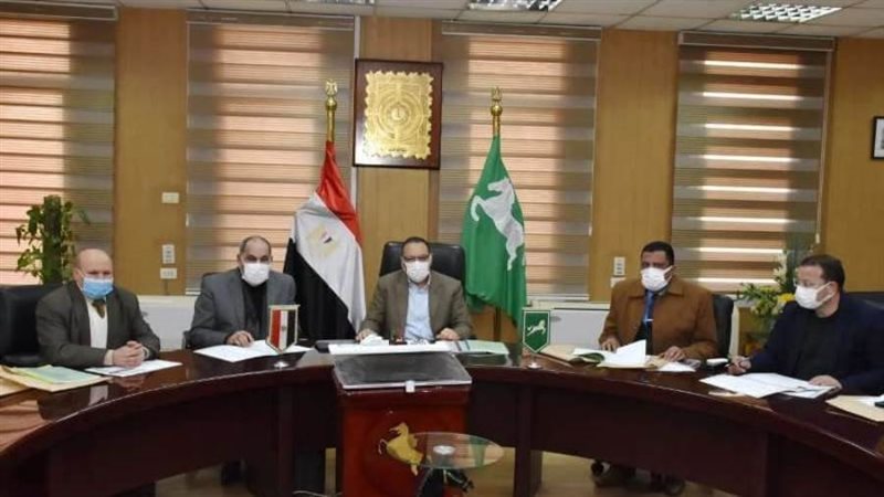 محافظ الشرقية خلال