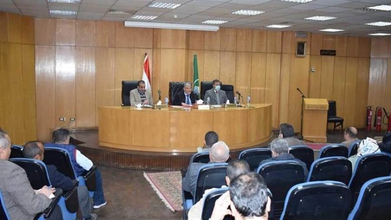 محافظ المنيا خلال