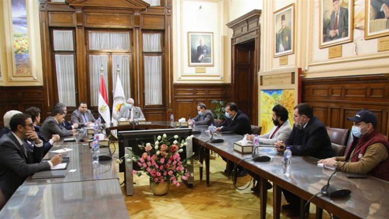 وزير الزراعة يلتقي