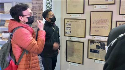 طالبات من إندونيسيا يتفقدن معرض دار الكتب والوثائق بمعرض الكتاب