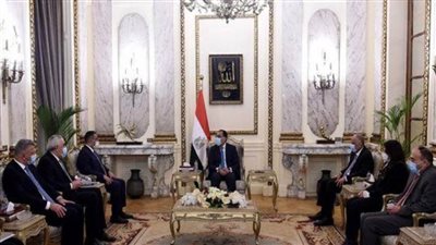 رئيس الوزراء يبحث مع محافظ البنك المركزي العراقي تعزيز التعاون بين البلدين