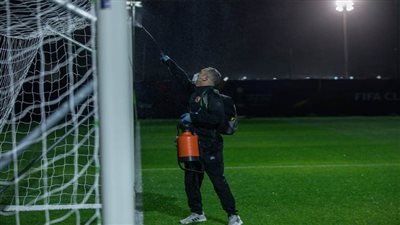 تعقيم شامل للملعب وأدوات التدريب قبل انطلاق مران فريق النادي الأهلي