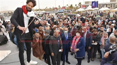 وزيرة الثقافة تتابع مع الجمهور فعاليات البرنامج الفني لمعرض الكتاب