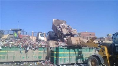 نقل ٣٥٥٠ طن قمامة ومخلفات من المقالب الوسيطة لمصانع التدوير بالبحيرة