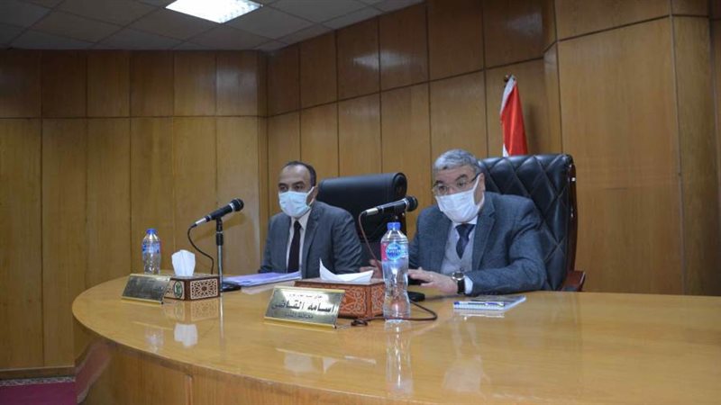 محافظ المنيا خلال