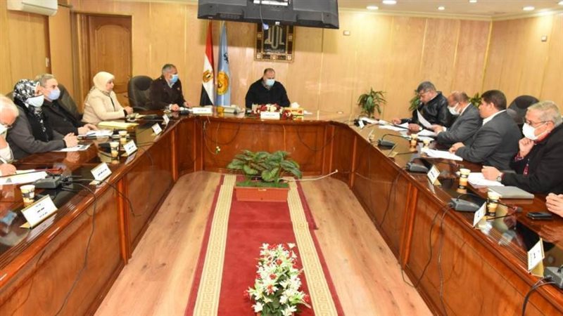 محافظ أسيوط يعقد