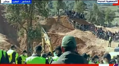 بث مباشر.. خطوة واحدة تفصل أبطال الإنقاذ من الوصول إلى الطفل 