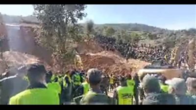 مباشر.. تكبيرات وتهليلات استعدادًا لاستخراج الطفل 