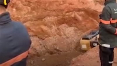 بالفيديو| متران فقط يفصلان ريان عن العالم.. والحشود المتجمهرة تمثل خطورة على عمليات الإنقاذ