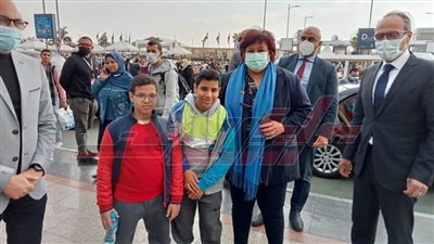 مصطفى فكري يصطحب ابنيه في زيارة بمعرض الكتاب