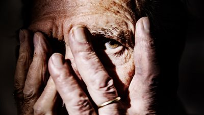 طريقة معينة للنوم في منتصف العمر قد تؤدي إلى زيادة مخاطر الخرف!