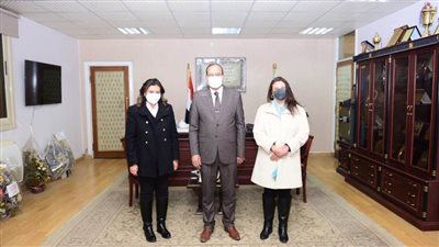 رئيس جامعة سوهاج يناقش خطة الاستدامة لمشروع المركز الجامعي للتطوير المهني