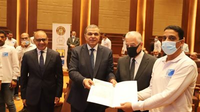 سعفان ومحافظ جنوب سيناء يسلمان 120 وثيقة تأمين تكافلي للعمالة غير المنتظمة بمتحف شرم الشيخ