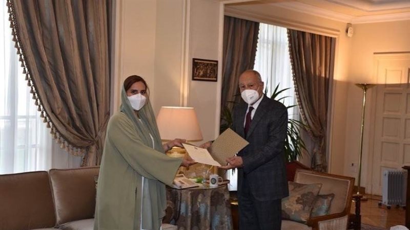 الكعبي وهي تسلم اوراق